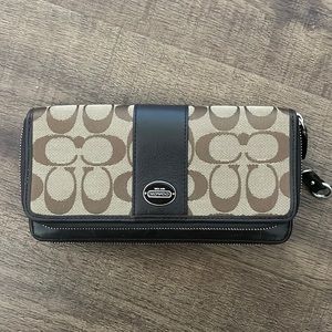 Coach Zipper Wallet Classic C logo